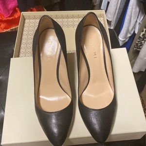 Gorgeous black heels with wooden heel